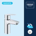 GROHE wastafelkraan in chroom tegen een donkerblauwe achtergrond met QuickFix tool en Duits design-label.