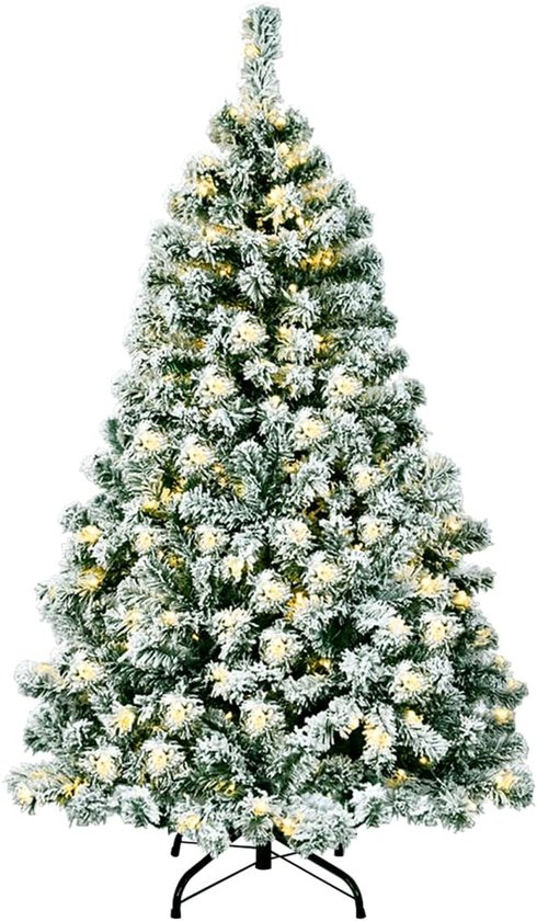 Besneeuwde kunstkerstboom met warmwitte ledverlichting op een metalen standaard, volledig witte achtergrond.