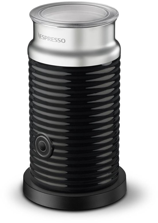Zwarte Nespresso Aeroccino 3 melkopschuimer met zilveren bovenkant en ronde bedieningsknop.