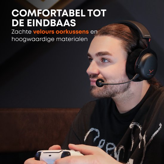 Man met lange haren met een Beyerdynamic MMX 150 headset op, terwijl hij een gamecontroller vasthoudt.
