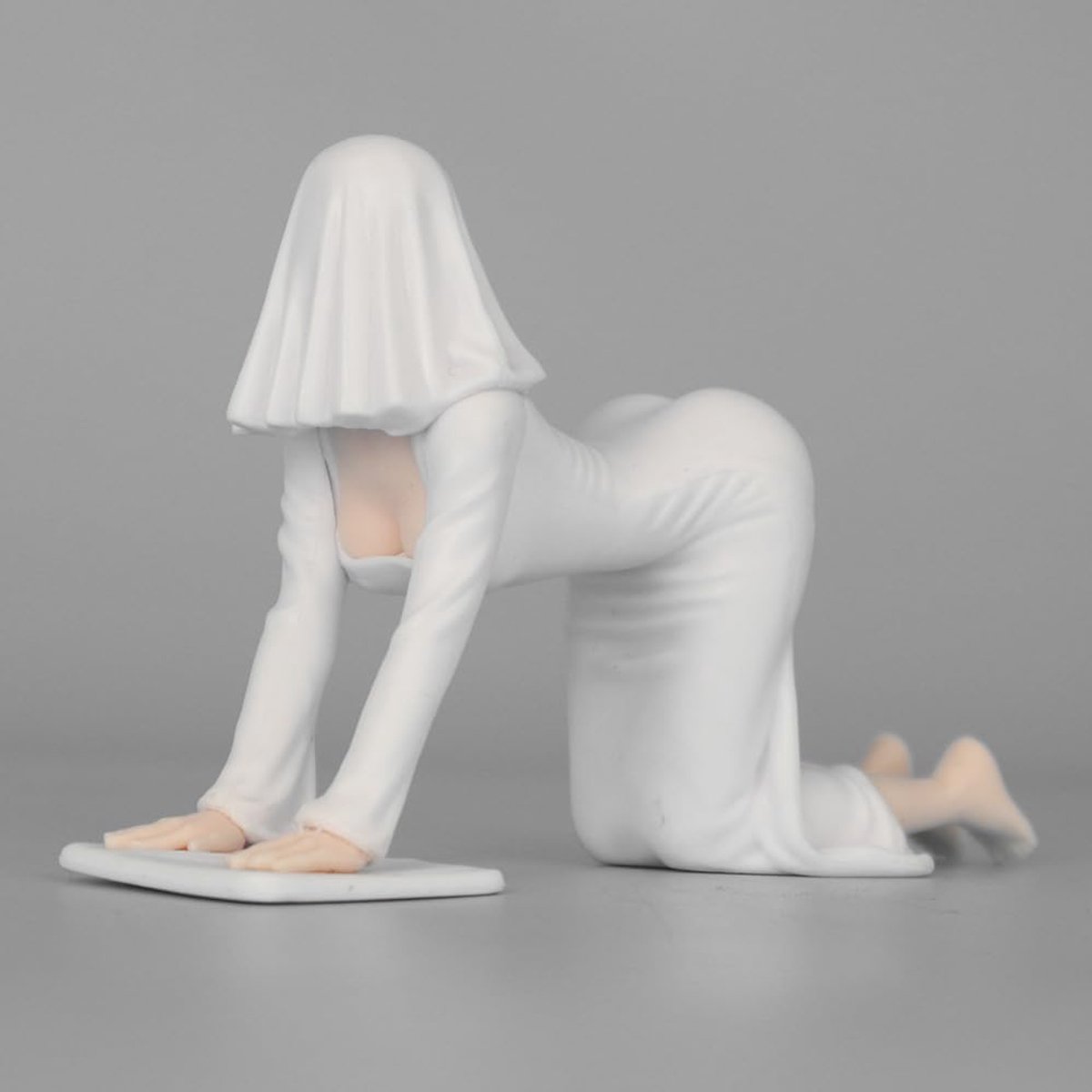 Ornament, tafeldecoratie, gezichtloos, geestdame, standbeeld, witte jurk, harsfiguur, sculptuur, pvc, decoratieve figuur voor auto, bureau, decoratie (kruipende pose)