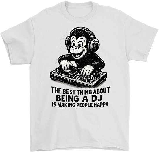T-shirt blanc avec un imprimé noir et blanc d'un singe portant un casque, mixant sur un équipement de DJ. Texte : "The best thing about being a DJ is making people happy".