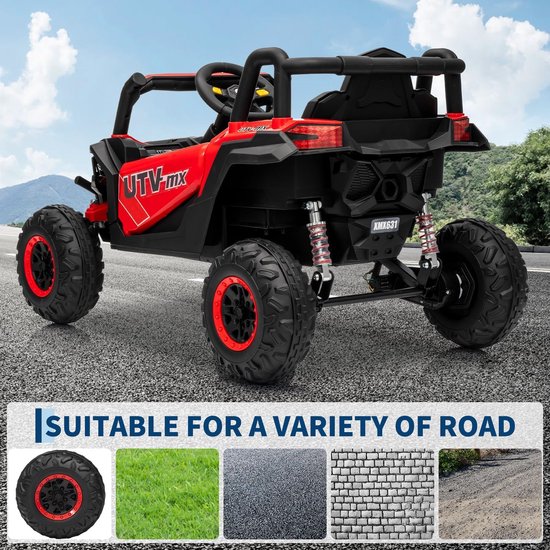 De achterkant van een rode elektrische kinder-UTV met zwarte accenten en off-road banden, rijdend op asfalt. Diverse ondergronden worden getoond.
