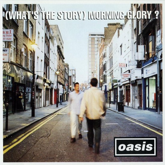 Twee mannen lopen weg over een straat, met de tekst "(What's The Story) Morning Glory ?" en het Oasis-logo.