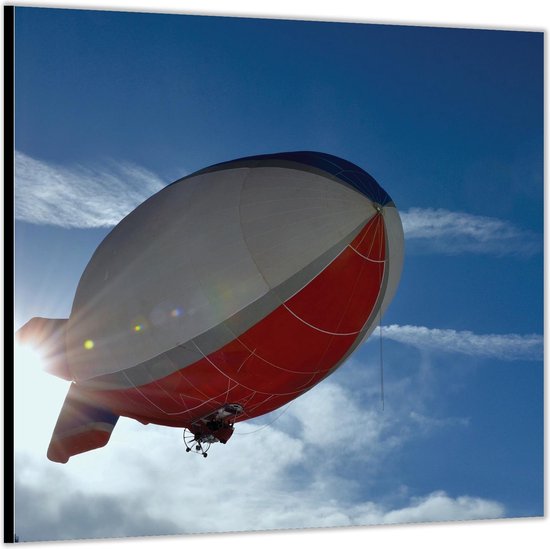 Dibond –Rood met Wit en Blauwe Zeppelin– 100x100 Foto op Aluminium (Met ophangl)