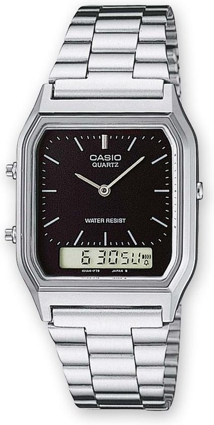 Montre argentée avec bracelet métallique, cadran noir, affichage analogique et numérique, sur bracelet argenté.