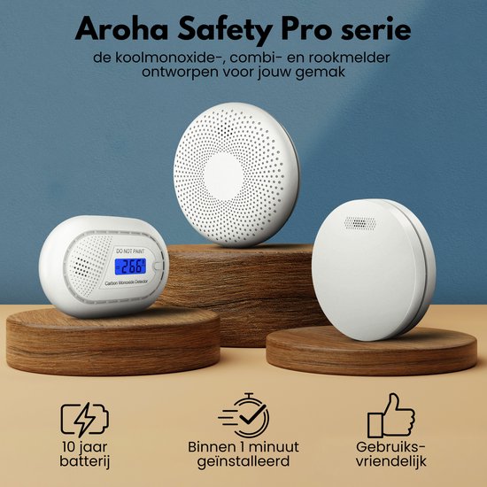 Drie Aroha rookmelders: één met display, één rond met veel gaatjes, en één plat rond. Gepresenteerd op houten blokken.