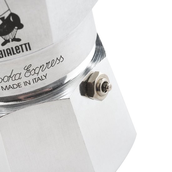 Close-up van de zilverkleurige Bialetti Moka Express percolator met de veiligheidsventiel.