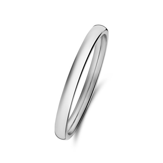 Een gladde, zilverkleurige stalen ring met een dikte van 2 mm, geplaatst op een witte achtergrond.