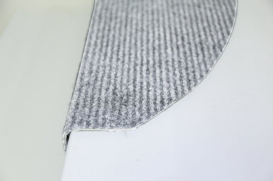 Grijze trapmat met ribbelstructuur op een witte ondergrond.