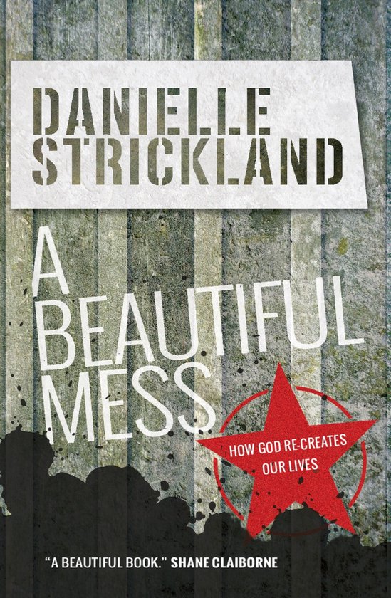 Boekomslag van "A Beautiful Mess" door Danielle Strickland met rode ster en tekst.