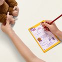 Kinderhanden vullen een adoptiecertificaat in voor een knuffel aapje.