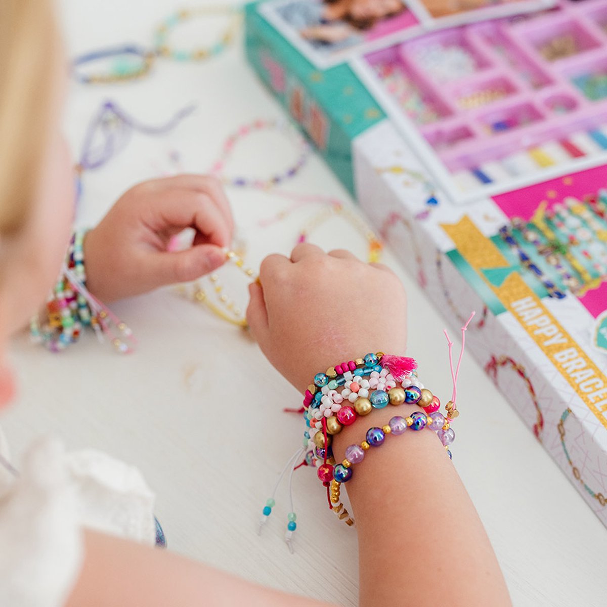 Totum XL armbandjes knustelset - 50 armbandjes maken 1700+ stuks - Design & Shine Happy Bracelets Fashion knutselset cadeau tip creatief speelgoed meisjes vanaf 6 jaar — afbeelding 16
