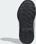Zool van een zwarte Adidas Terrex wandelschoen voor kinderen met grof profiel.