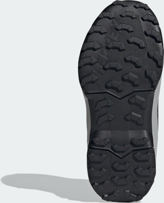 Zool van een zwarte Adidas Terrex wandelschoen voor kinderen met grof profiel.