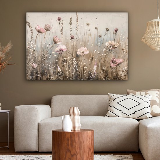 Een schilderij met roze bloemen en grassen op een beige achtergrond, boven een hoekbank.