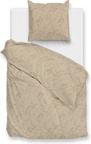 Beige dekbedovertrek met een subtiel bladermotief op een opgemaakt eenpersoonsbed.