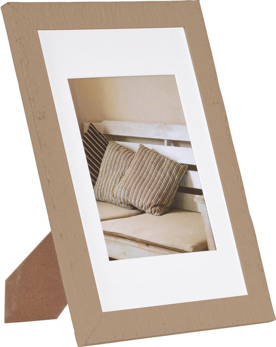 Beige, verweerde houten fotolijst met witte passe-partout, staand op steun.
