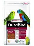 Een zak NutriBird B14 voer met afbeeldingen van een grasparkiet, valkparkiet en twee andere kleine parkieten.