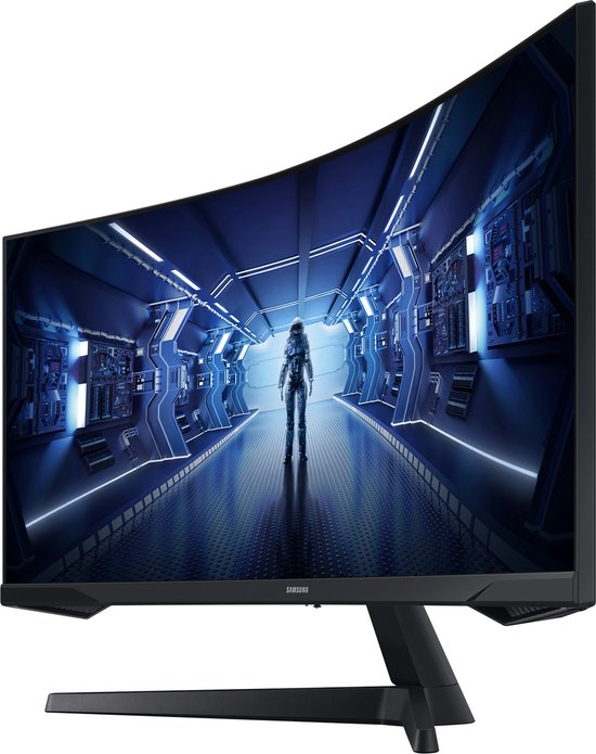 Gebogen Samsung monitor met een astronaut in een futuristische gang, vanaf de zijkant.