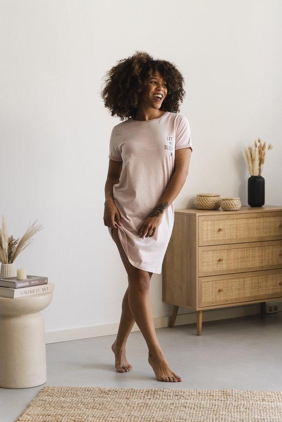Roze gestreept nachthemd met korte mouwen, op een model dat lacht. Op de borst staat 'LET ME SLEEP IN'.