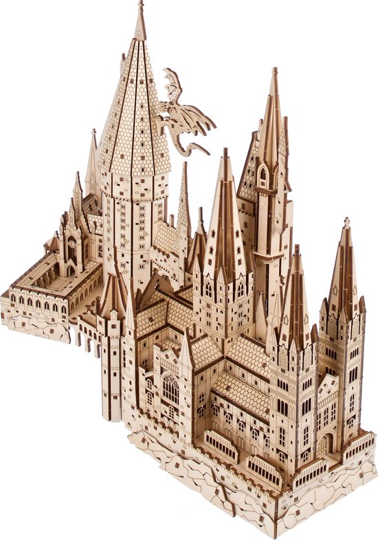 Gedetailleerde houten 3D-modelbouw van het Hogwarts Kasteel met een draak op het dak.