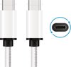 Twee witte USB-C poorten met gevlochten witte kabel en een diagram dat de aansluiting toont.