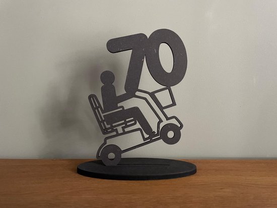 Zwart silhouet van een scootmobiel met de 70, op een ronde basis.