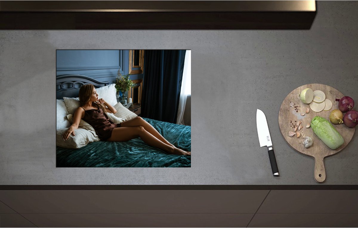 Inductieplaat Beschermer - Chique Vrouw in Satijnen Bruine Jurk op Bed - 57x50 cm - 2 mm Dik - Inductie Beschermer - Bescherming Inductiekookplaat - Kookplaat Beschermer van Wit Vinyl