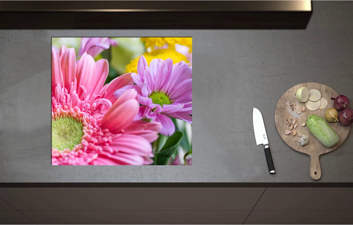 Inductieplaat Beschermer - Close-up van Gekleurde Roze Bloemen - 60x55 cm - 2 mm Dik - Inductie Beschermer - Bescherming Inductiekookplaat - Kookplaat Beschermer van Zwart Vinyl