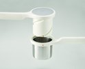 Witte Helix aardappelpers met zilverkleurige knop, close-up.