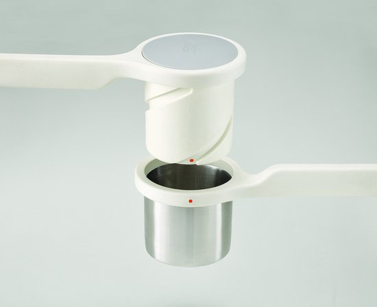 Witte Helix aardappelpers met zilverkleurige knop, close-up.