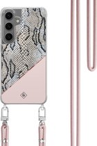 Casimoda® coque avec cordon - Convient pour Samsung S24 - Imprimé Serpent - Cordon amovible - TPU/polycarbonate - Rose