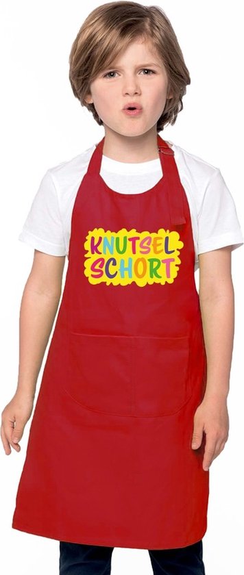 Tablier rouge pour enfant avec texte jaune "KNUTSEL SCHORT" en lettres colorées.