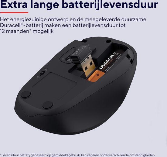 Zwarte draadloze muis, onderkant met batterijcompartiment geopend, met Duracell batterij en USB-dongle.