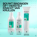 Produits Redken pour cheveux bouclés : shampooing, après-shampooing et soin sans rinçage.