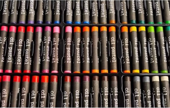 Rijen oliepastels met labels 'oil pastel' in diverse kleuren.