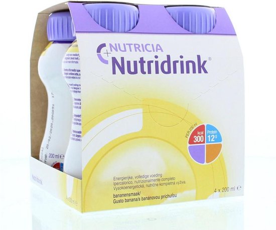 Nutridrink verpakking met 4 flessen van 200 ml, banaan smaak, met paarse doppen.