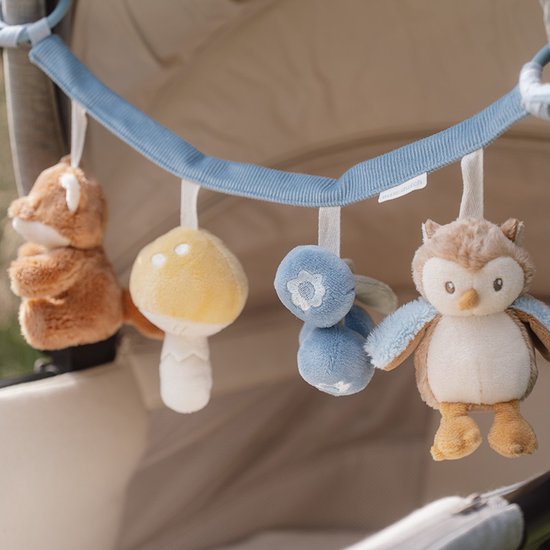 Kinderwagenhanger met bruine vos, gele paddenstoel, blauwe bosbessen en uil.