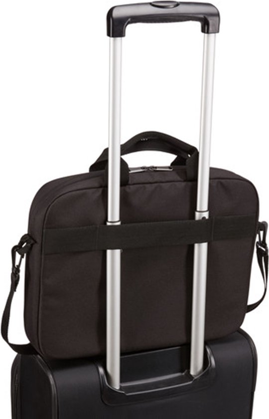 Zwarte laptoptas bevestigd op de handgreep van een koffer.