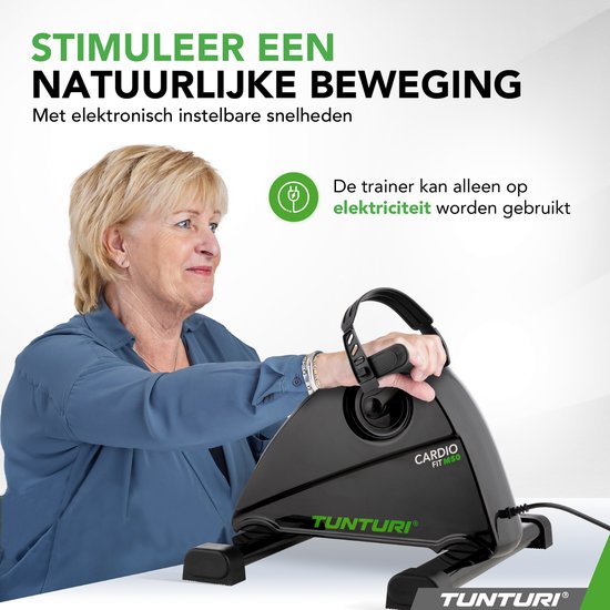 Vrouw gebruikt de zwarte Tunturi Cardio Fit M50 minitrainer, die op elektriciteit werkt.