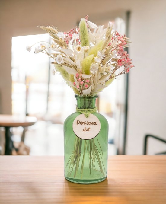 Foto: Glazen groen vaasje met droogbloemen en houten label dankjewel juf leerkracht cadeau origineel einde schooljaar geschenkbox geschenkset duurzaam hout afscheidscadeau droogbloemen bedanking