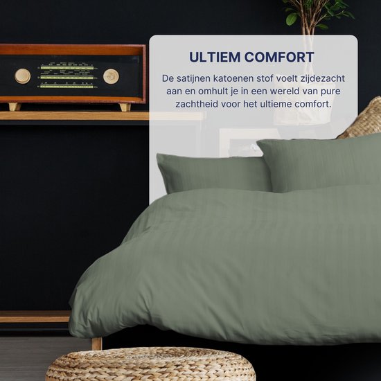 Groen satijnen dekbedovertrek met subtiele verticale strepen, in een slaapkamer met retro radio.