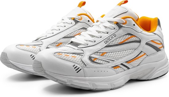 Wit met oranje en grijze 'Arena' sneakers van DUTCH'D, met mesh en sportieve lijnen.