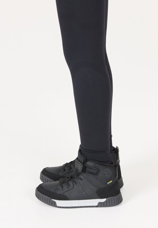 Model draagt zwarte ZIGZAG Aintam laarzen en een zwarte legging.