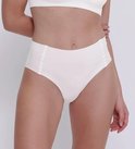 Culotte taille haute rose pâle, avec de discrets passepoils verticaux sur les côtés.