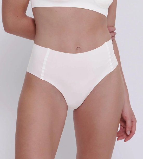 Culotte taille haute rose pâle, avec de discrets passepoils verticaux sur les côtés.