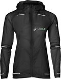 Zwarte, lichtgewicht hardloopjack met capuchon, reflecterende details en Asics-logo.