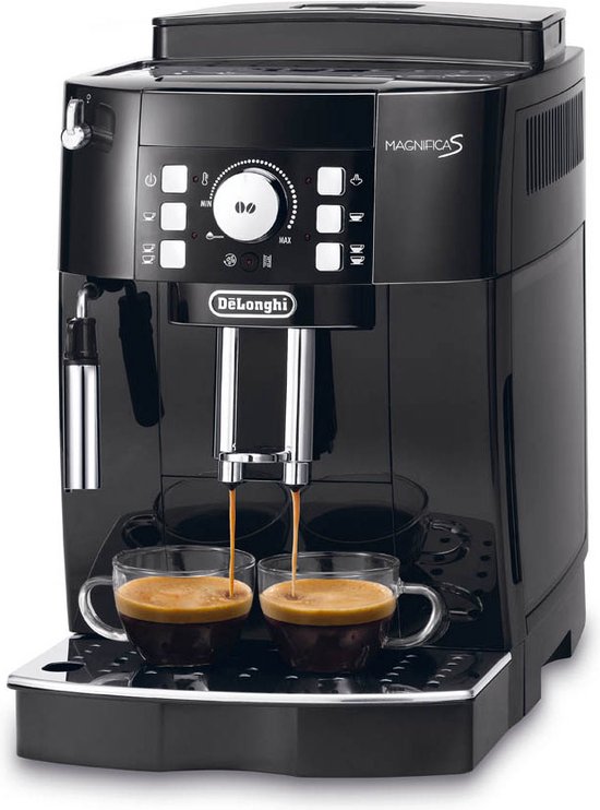 Zwarte De'Longhi Magnifica S espressomachine met twee dubbelwandige glazen gevuld met espresso.