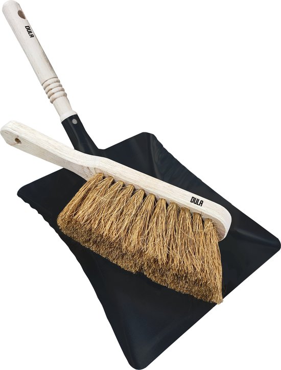Pelle et balayette DULA noirs avec une balayette en fibre de coco et un manche en bois portant le logo DULA.